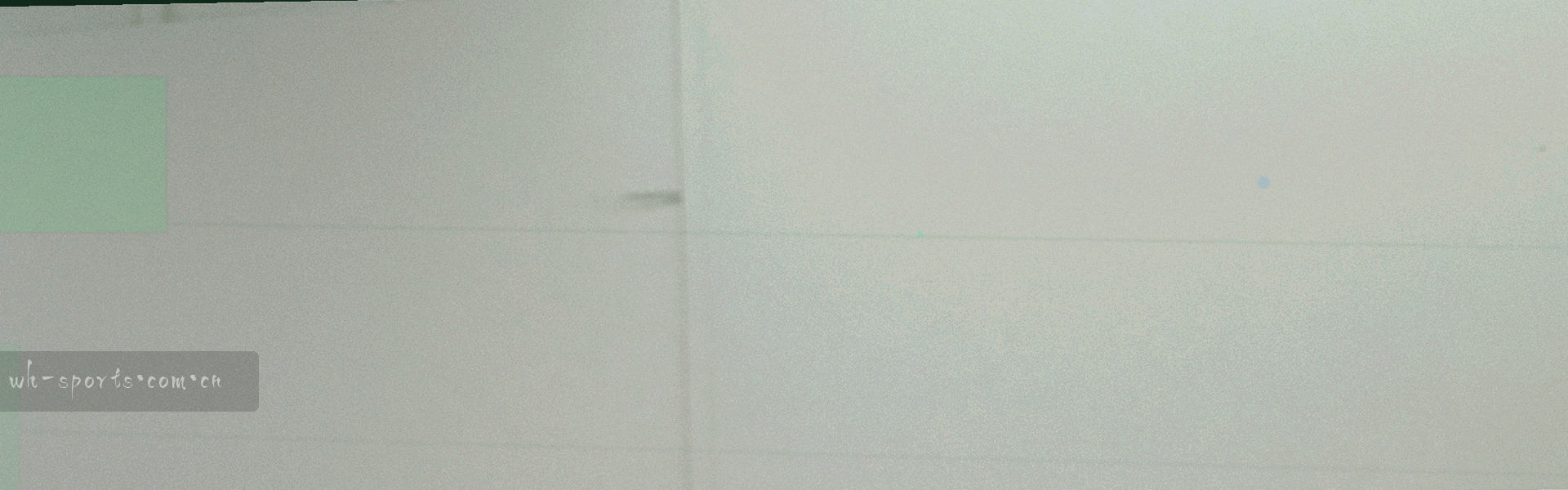 弧光穿过数字网格，金色闪点